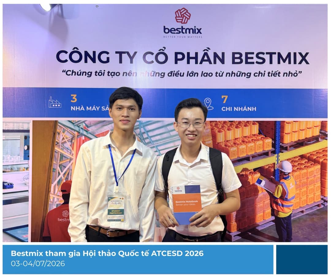 Sinh viên tham quan và giao lưu tại gian hàng Bestmix