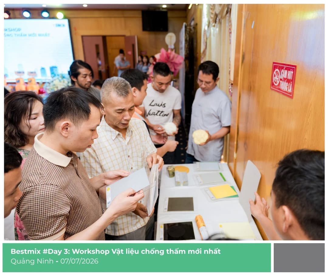 Khách mời tìm hiểu mẫu vật liệu chống thấm Bestmix tại workshop