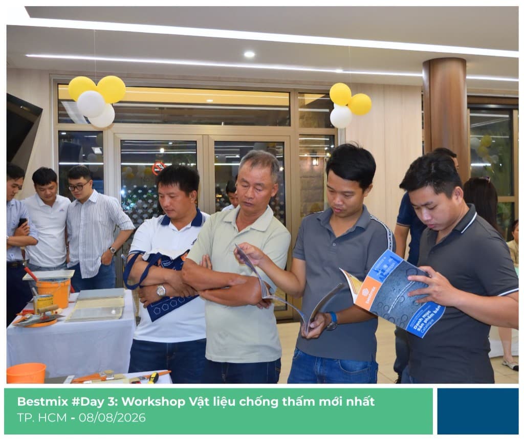 Khách mời xem catalogue và mẫu vật liệu Bestmix
