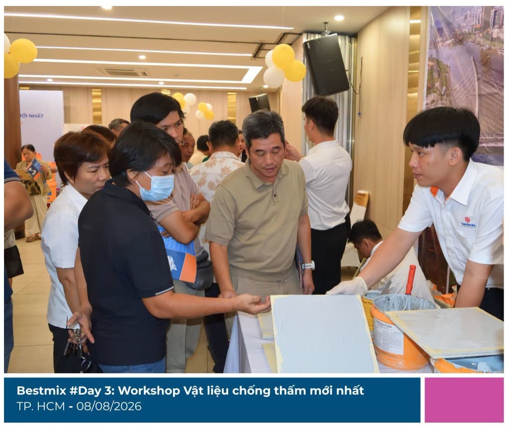 Khách mời xem tấm mẫu lớp phủ chống thấm vừa thi công